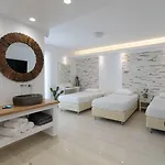 Margo Apartahotel